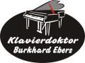 Logo mit einem stilisierten Klavier und dem Text "Klavierdoktor Burkhard Ebers".