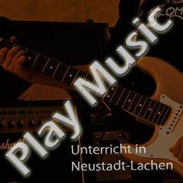 Gitarre spielende Person mit "Play Music" und "Unterricht in Neustadt-Lachen" in Textform.