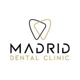 Logotipo de Madrid Dental Clinic con icono de dos triángulos en el centro.