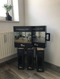 Ordner mit der Aufschrift "CV-Standard 2021" und "Standard Vlies 2021" stapeln sich im Raum.