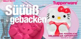 Hello Kitty Kuchenform und -kuchen auf rosa Teller, mit Besteck und Tupperware-Logo.