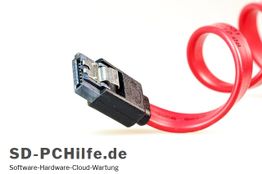 Ein rotes SATA-Kabel mit Schriftzug "SD-PCHilfe.de" unten links.