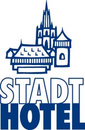Logo mit Stadtsilhouette in Blau und den Worten "STADT HOTEL" in großen Buchstaben unten.
