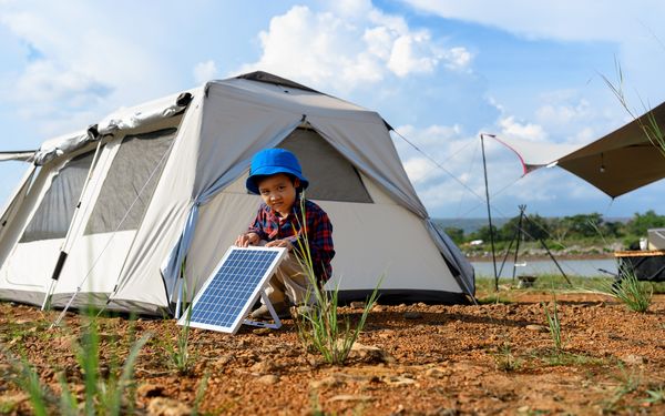 Junge hält Solarpanel in den Händen