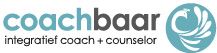 Logo van Coachbaar met blauwe en grijze tekst, plus een blauw-wit cirkelvormig ontwerp.