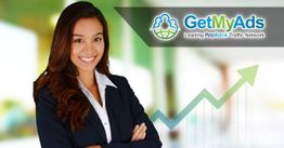 Geschäftsfrau vor einem Pfeildiagramm mit GetMyAds-Logo, das ein wachsendes Netzwerk zeigt.