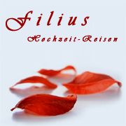 Rote Blütenblätter auf weißem Hintergrund mit rotem Text: "filius Hochzeit-Reisen".