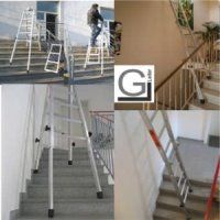 Mehrere Leitern auf Treppen, die sicher aufgestellt sind, Logo in der Mitte.