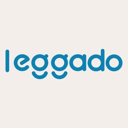 Texto "leggado" en azul con diseño de letras sonrientes sobre fondo beige.