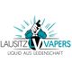 Logo einer Faust mit E-Zigarette, Text: Lausitz Vapers, Liquid aus Leidenschaft.
