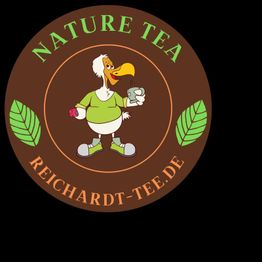 Kreislogo mit fröhlicher Ente, Tasse und Teepackung, umgeben von Blättern. Text: „Nature Tea“.