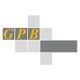 Logo mit grauen und gelben Buchstaben "GPB" auf grauen und weißen Quadraten.