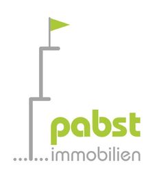 Logo von Pabst Immobilien mit grünem Schriftzug und stilisiertem Turm mit Fahne.