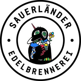 Logo der Sauerländer Edelbrennerei mit einem bunt gezeichneten Vogel und Blumen in der Hand.