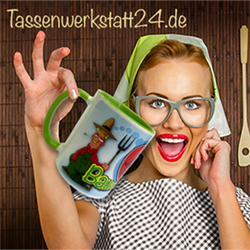Frau mit Kopftuch und Brille hält fröhlich eine bunte Tasse, Hintergrund mit Küchenutensilien.