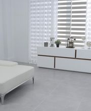 Sala moderna con sofá blanco, lámpara y cortinas rayadas. Decoración minimalista.