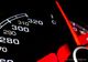Nahaufnahme eines Tachometers mit einer Nadel bei über 320 km/h.