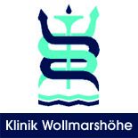 Logo der Klinik Wollmarshöhe mit blauer Schrift und Symbol im Hintergrund.