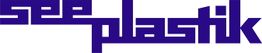 Text: "see plastik" in blauem, geometrischem Schriftzug.