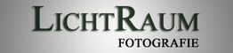 Schwarz-weißer Text "LichtRaum Fotografie" auf grauem Hintergrund.