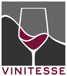 Logo mit stilisiertem Weinglas und rotem Wein, darunter der Schriftzug "Vinitesse" auf grauem Grund.