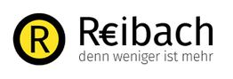 Schwarzes "R" im gelben Kreis neben "Re€bach" und Slogan "denn weniger ist mehr".