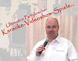 Mann mit Mikrofon bewirbt Karaoke-Videoshow als ultimativen Partykracher.