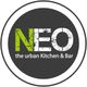 Logo mit Text "NEO the urban Kitchen & Bar" auf grauem Hintergrund in einem weißen Kreis.