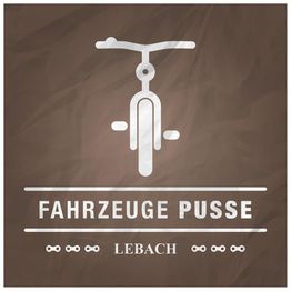Logo mit Fahrrad, Text "FAHRZEUGE PUSSE, LEBACH" auf braunem Hintergrund.