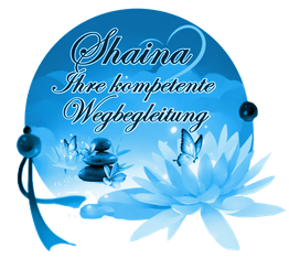 Shaina-Design in Blau mit Blüten, Schmetterling, Steinen und dem Text "Ihre kompetente Wegbegleitung".