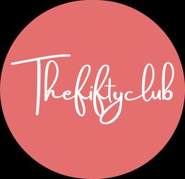 Cercle rose avec le texte "Thefiftyclub" en blanc au centre.