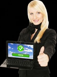 Frau hält Laptop mit 100%-Anzeige und Daumen hoch. Hintergrund schwarz.