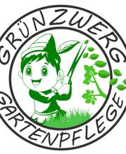 Ein fröhlicher Zwerg mit Schere und Pflanzen, umgeben von der Aufschrift „Grünzwerg Gartenpflege“.