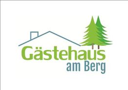 Logo: "Gästehaus am Berg" mit Hausdach und zwei Tannenbäumen daneben.