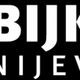 Logo met witte tekst "Bijker Nijeveen" op zwarte achtergrond, groene en witte 'B' links.