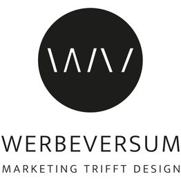 Schwarzes Logo mit weißem Text: "Werbeversum - Marketing trifft Design" und stilisiertem "W".