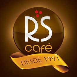 Logotipo do RS Café em fundo marrom com fita dourada dizendo "Desde 1991".
