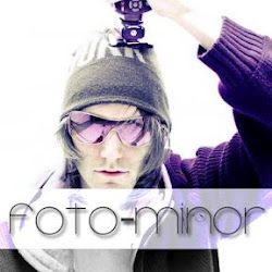 Person mit Sonnenbrille, Mütze und Kamera. Text: "foto-mior".