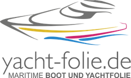 Logo von yacht-folie.de mit abstraktem Bootsdesign und Text "Maritime Boot und Yachtfolie".