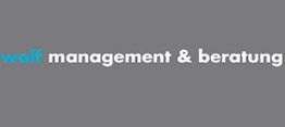 Graues Logo mit dem Text "wolf management & beratung" in Blau und Weiß.