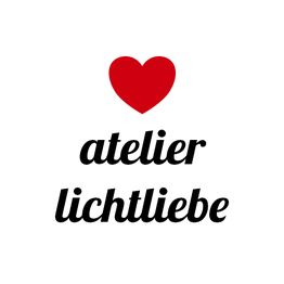 Rotes Herz über dem Text "atelier lichtliebe" auf weißem Hintergrund.