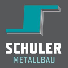 Logo von Schuler Metallbau mit stilisiertem blauem Metallprofil auf grauem Hintergrund.