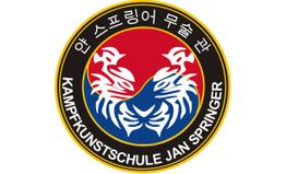 Logo der Kampfsportschule Jan Springer mit koreanischen Schriftzeichen und stilisierten Adlern.