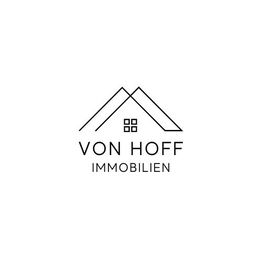 Logo mit stilisiertem Haus, darunter steht "VON HOFF IMMOBILIEN" in schwarzer Schrift auf weißem Hintergrund.