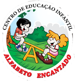 Duas crianças brincando em uma gangorra no logotipo do Centro de Educação Infantil Alfabeto Encantado.