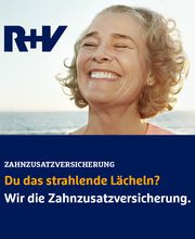 Ältere Frau lächelt glücklich; Text: "Du das strahlende Lächeln? Wir die Zahnzusatzversicherung."