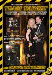 Plakat für "Team Target" Show mit Schwertern, Stunts und Comedy Duo in gelbem Design.