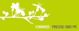 Weißer Zweig und Text "Sommer. Presse und PR" auf grünem Hintergrund.