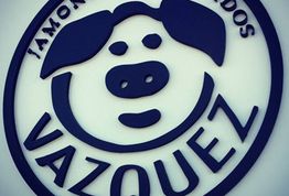 Logotipo circular de Vázquez, con la cara de un cerdo y texto "Jamones y Embutidos".