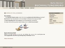 Website-Layout eines Buchhaltungsbüros mit Kontaktdaten und gefalteten Papierbooten als Dekor.